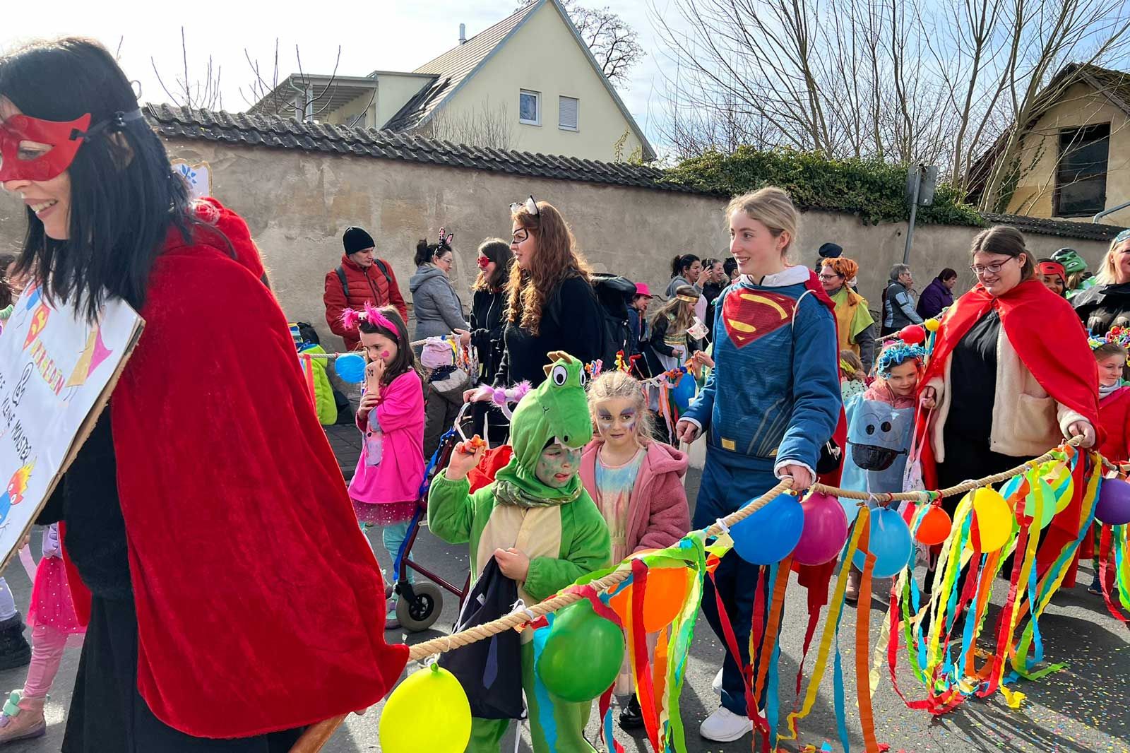 Kleine Monster rocken den Höchstadter Faschingsumzug