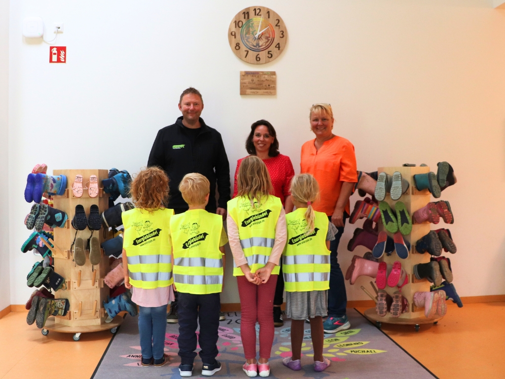 ENERPIPE spendet 75 Warnwesten an Kindertagesstätte in Lonnerstadt