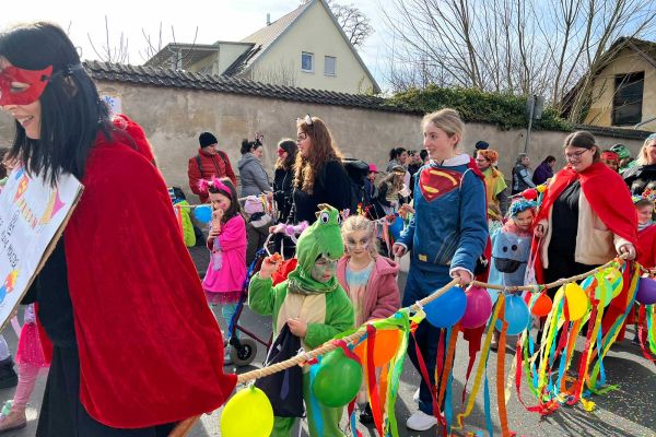 Kleine Monster rocken den Höchstadter Faschingsumzug