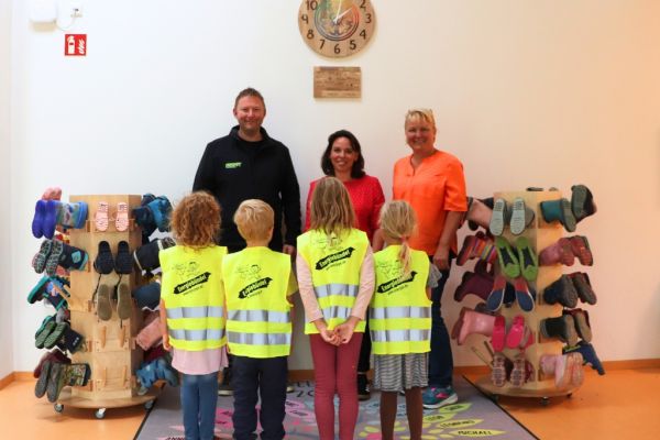 ENERPIPE spendet 75 Warnwesten an Kindertagesstätte in Lonnerstadt